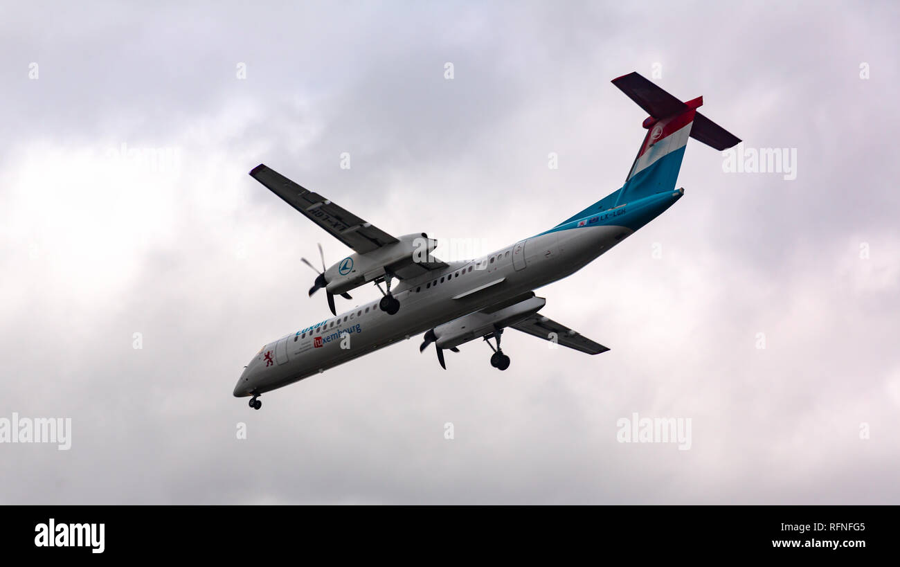 Germania - Francoforte 06 settembre 2015: Bombardier Dash 8 Q400, LX-LGH di Luxair vola in cielo Foto Stock