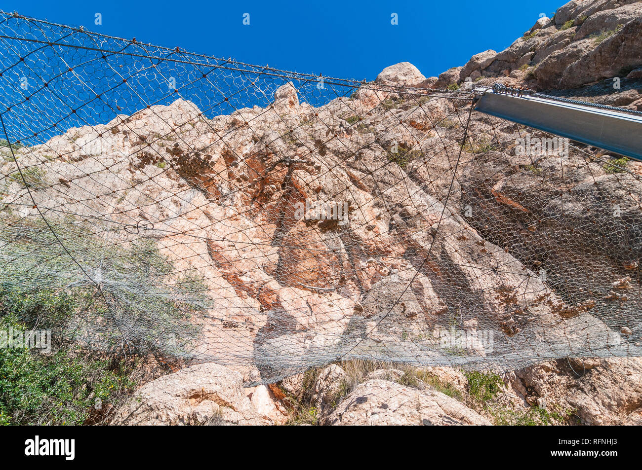 Netting barriera caduta massi in insenature di Montserrat ingresso, Collbató, Catalogna, Spagna Foto Stock