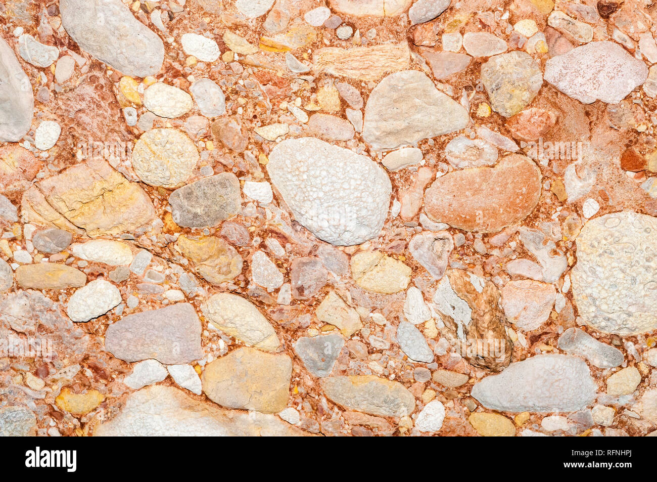 Vista ravvicinata di roccia conglomerato all'interno di grotte salnitre in Montserrat, Collbató, Catalogna, Spagna Foto Stock