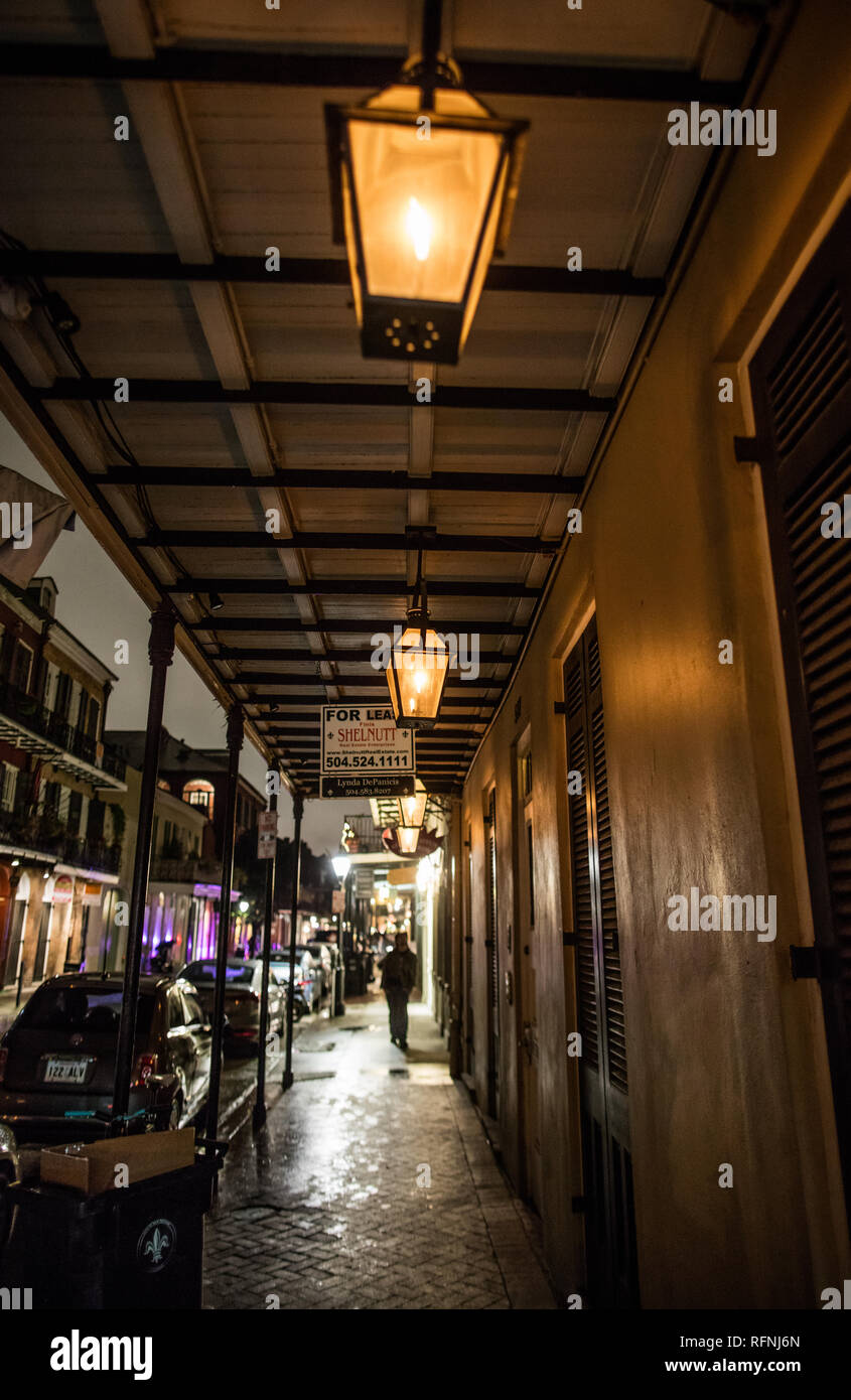 Il francese Street, New Orleans, di pioggia caduta la notte Foto Stock