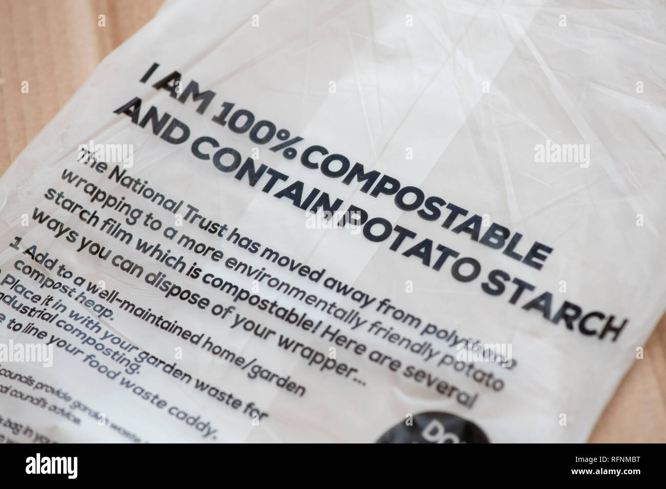 Biodegradabile compostabile fecola di patate bag / magazine del legatore. Compostabile wrapper magazine Foto Stock