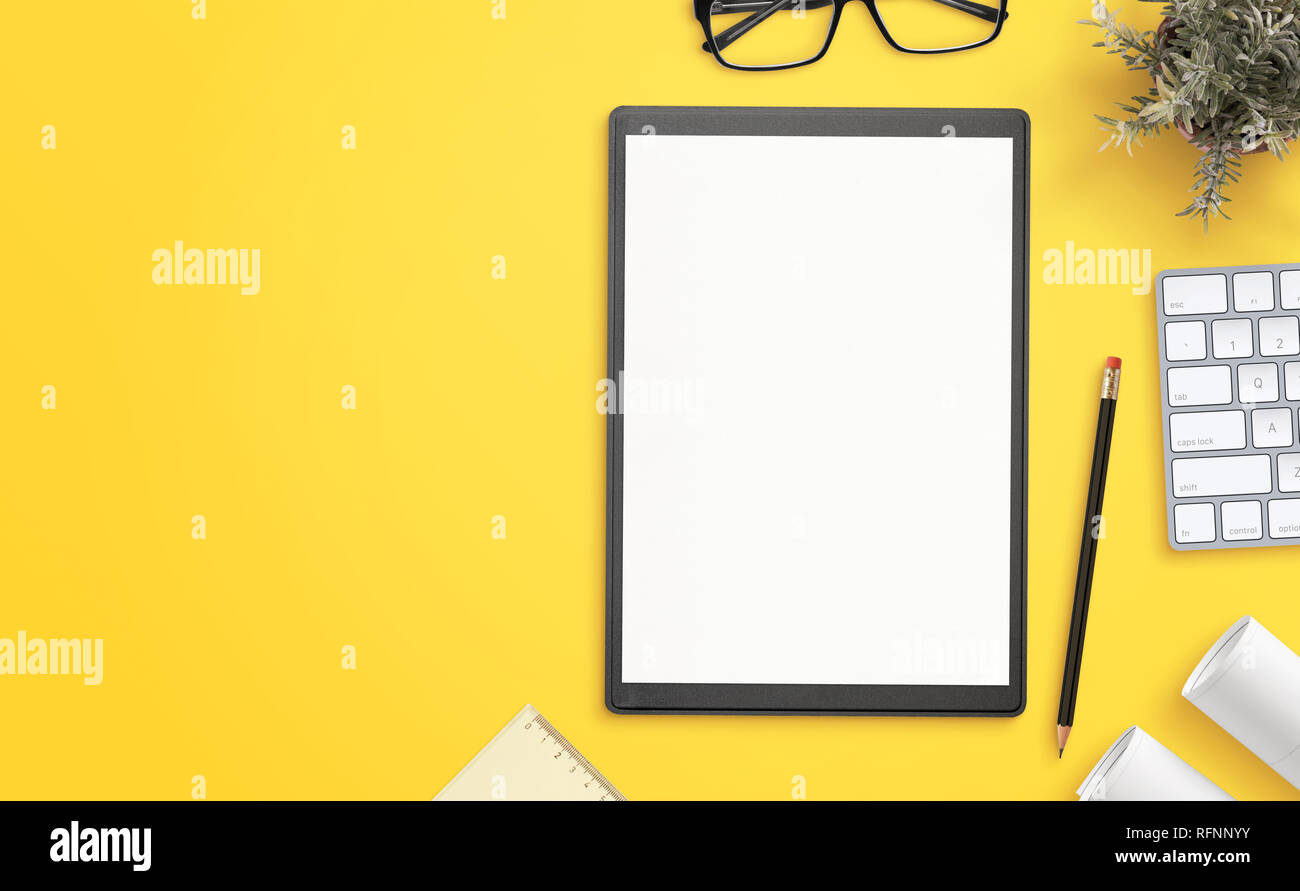 Carta bianca sulla cartella gialla sulla scrivania in ufficio con copia spazio accanto. Hero, immagine di intestazione, vista superiore piana e composizione di laici. Foto Stock
