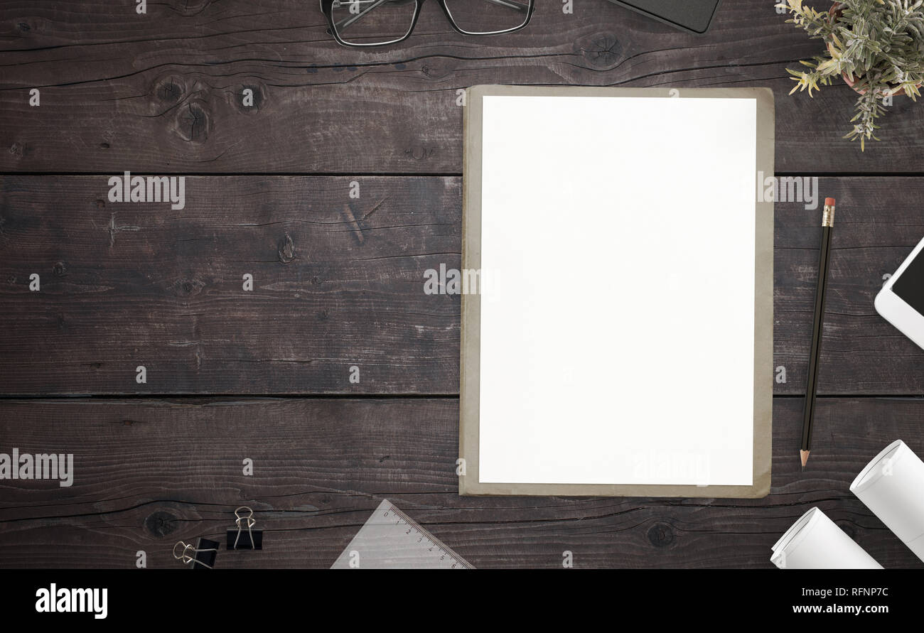 Carta sulla scrivania in legno con copia spazio accanto. Vista superiore piana coposition laici. Foto Stock