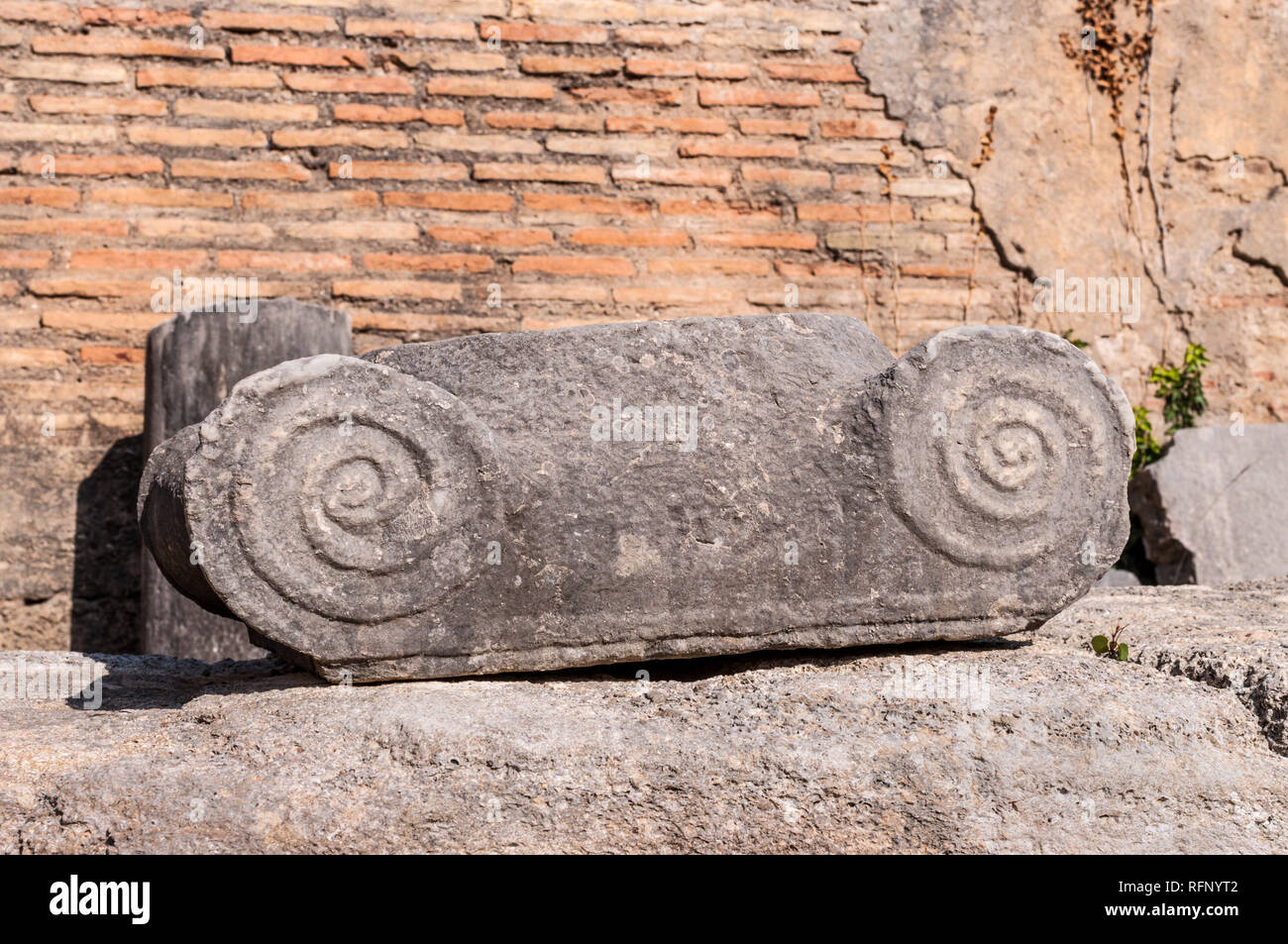 Resti di colonna ionica da antica Olympia, Grecia Foto Stock