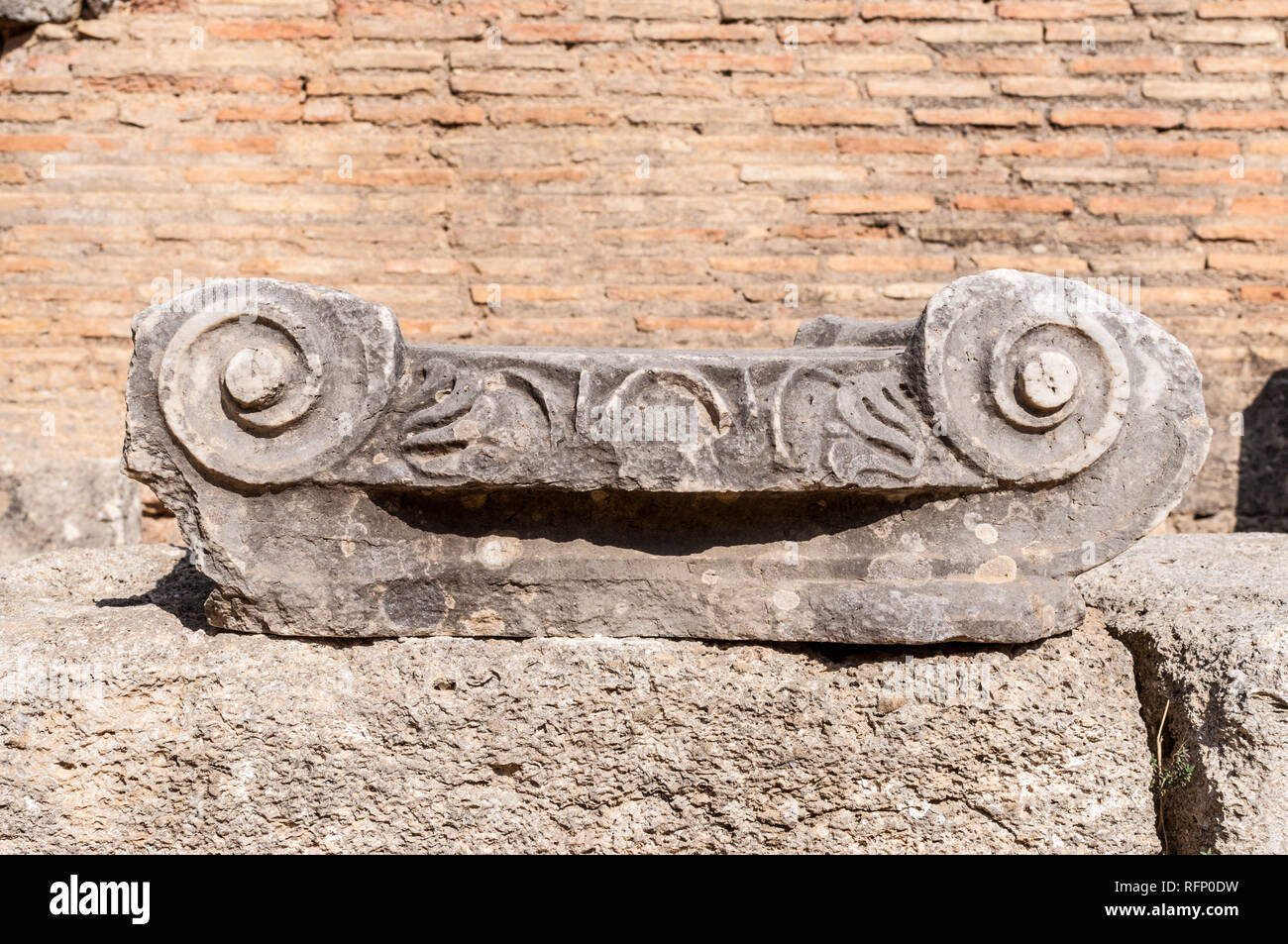 Resti di colonna ionica da antica Olympia, Grecia Foto Stock