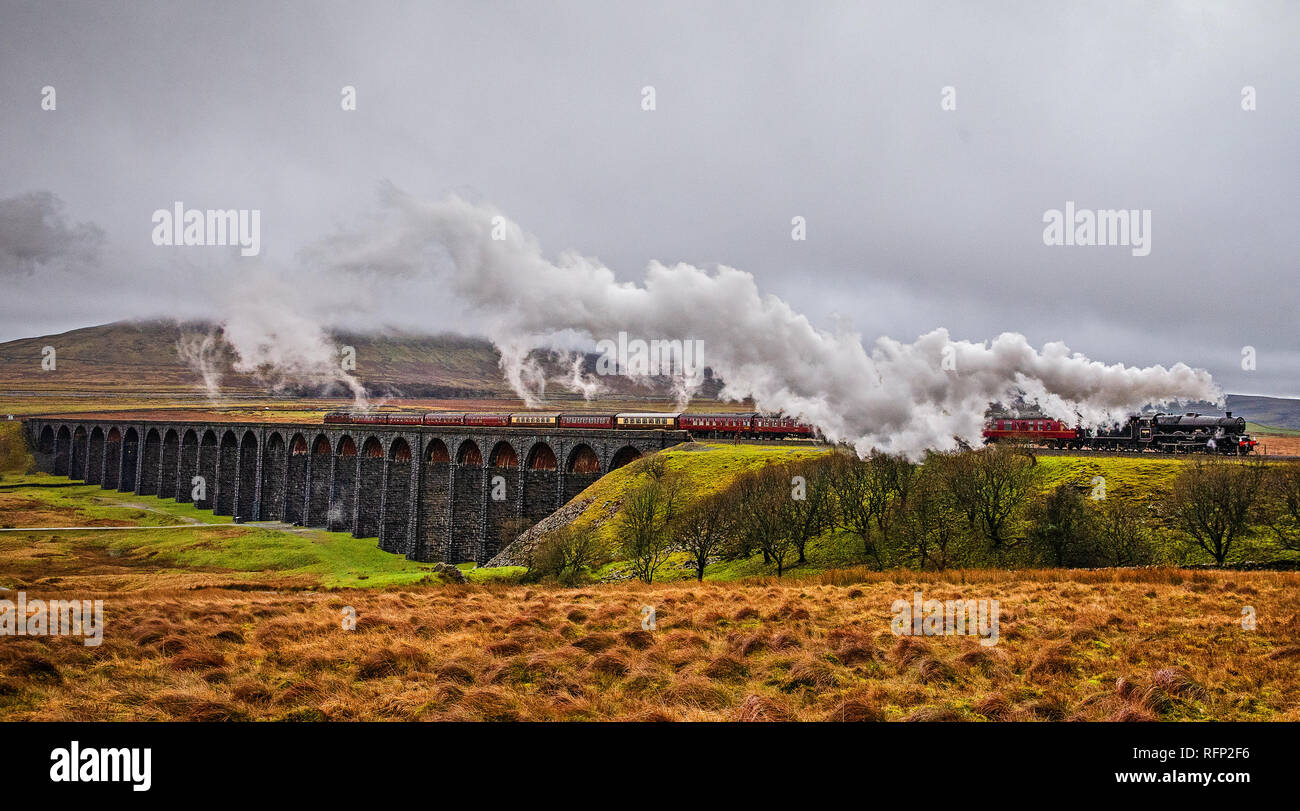L'inverno montagna pennini Express, trainato da locomotiva a vapore n. 45690 Leander, attraversa il viadotto Ribblehead nel North Yorkshire. Data: Sabato 26 Gennaio, 2019. Foto di credito dovrebbe leggere: Peter Byrne/PA FILO Foto Stock