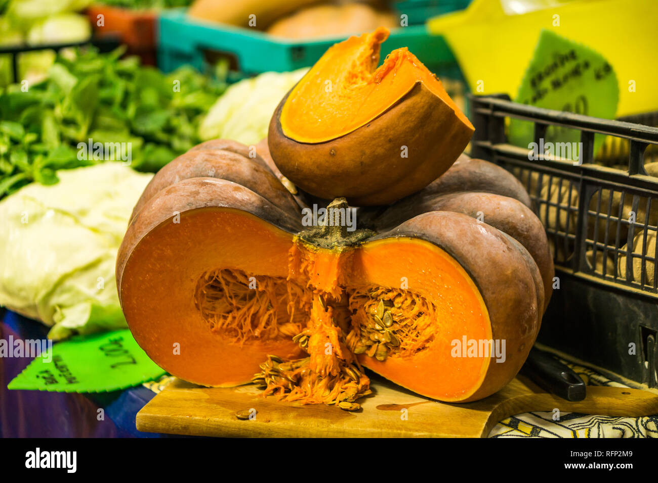 Set di zucche arancione sul piatto di legno laici di spazio libero. Fresh cut schiaccia sulla tavola di legno, paese autunno sfondo. Stagionali, raccolto, caduta, organico fo Foto Stock