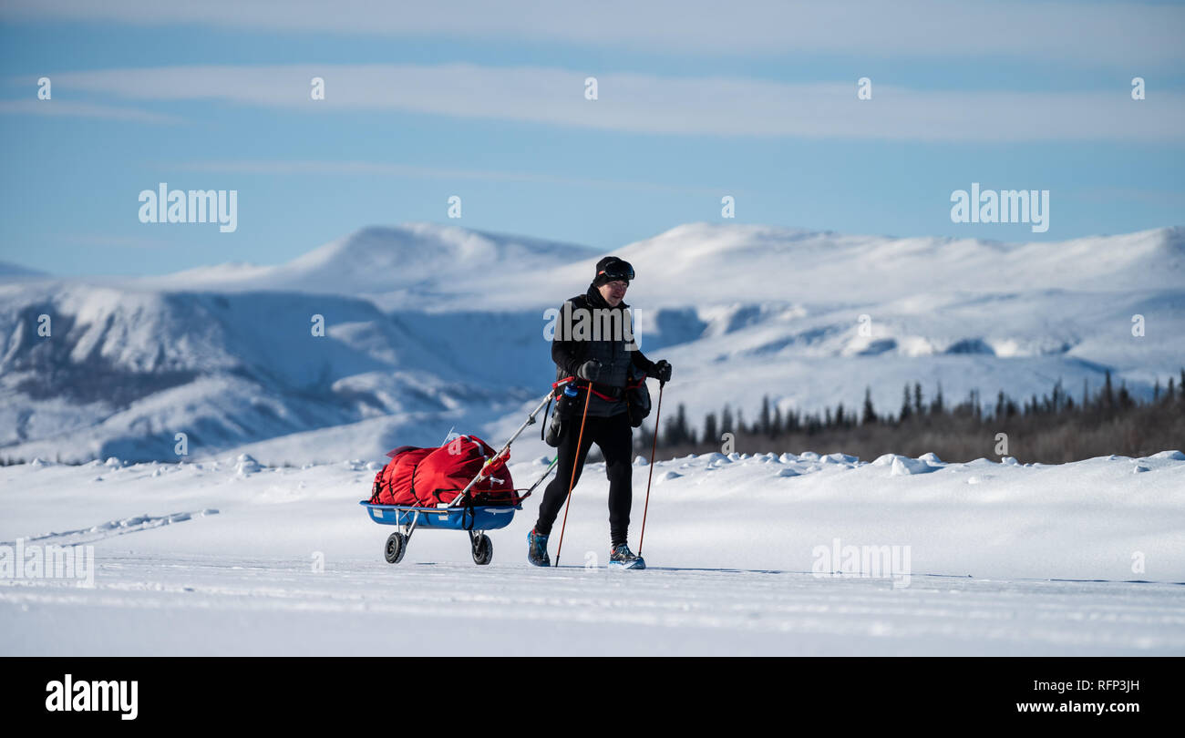 Concorrente sul dempster highway durante il 6633 Arctic Ultra, 2018. Foto Stock