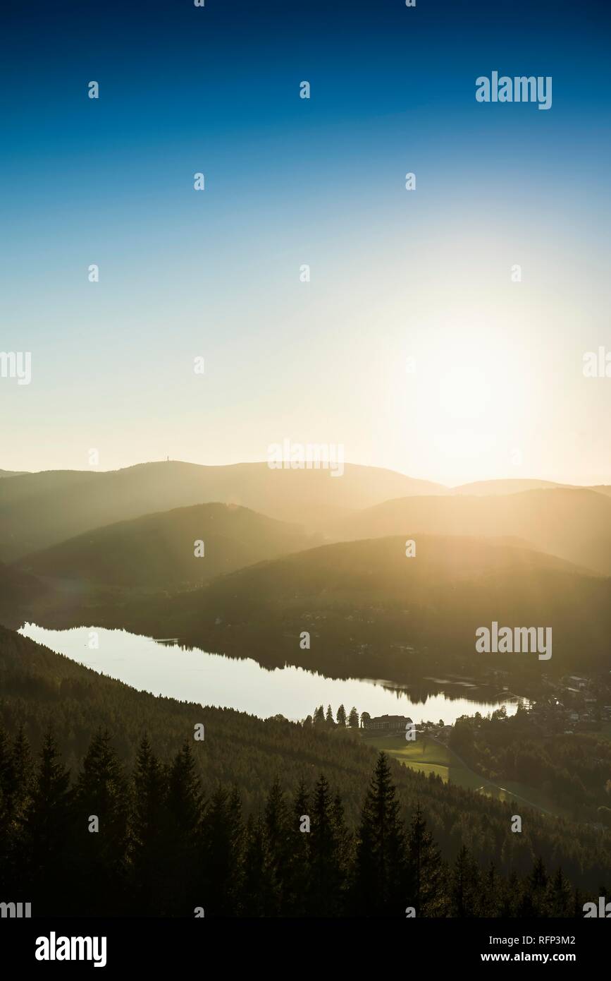 Vista da Hochfirst al lago Titisee e monte Feldberg al tramonto, nei pressi di Neustadt, Foresta Nera, Baden-Württemberg, Germania Foto Stock