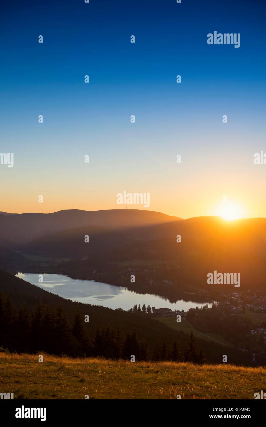 Vista da Hochfirst al lago Titisee e monte Feldberg al tramonto, nei pressi di Neustadt, Foresta Nera, Baden-Württemberg, Germania Foto Stock