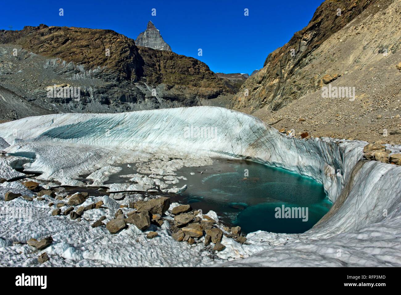 Il lago sul ghiacciaio del Gorner ghiacciaio, Matterhorn dietro, Zermatt, Vallese, Svizzera Foto Stock