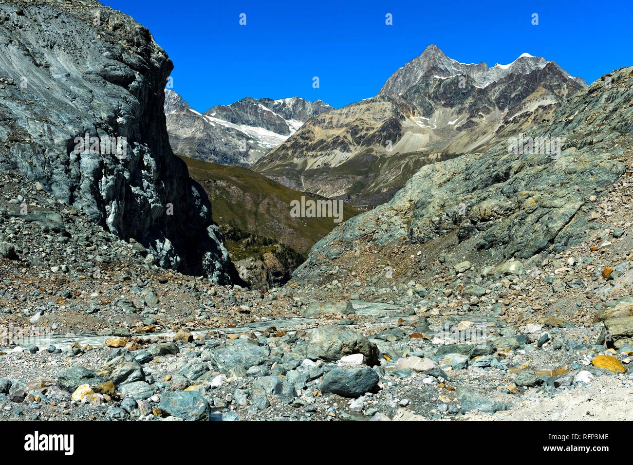 Ice-canale libero valle formata dal ghiacciaio Gorner, vertice Ober Gabelhorn e Wellenkuppe nel retro, Zermatt, Vallese Foto Stock