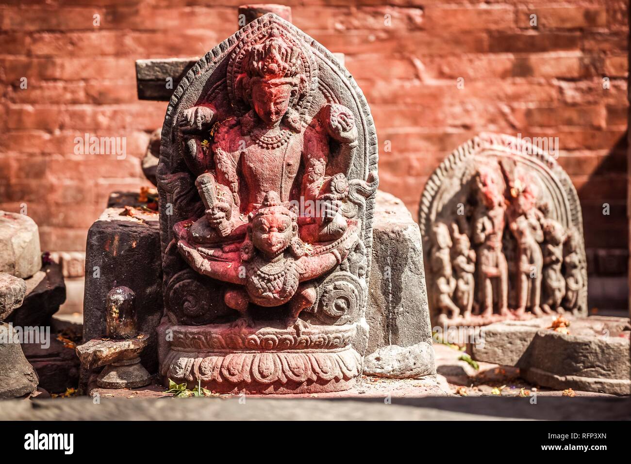 Divinità indù, antica stele di pietra, Kathmandu, regione Himalayana, Nepal Foto Stock