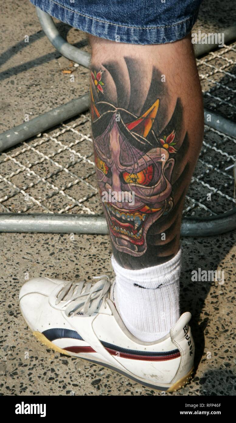 Big tatuaggio sul polpaccio di un uomo Foto Stock