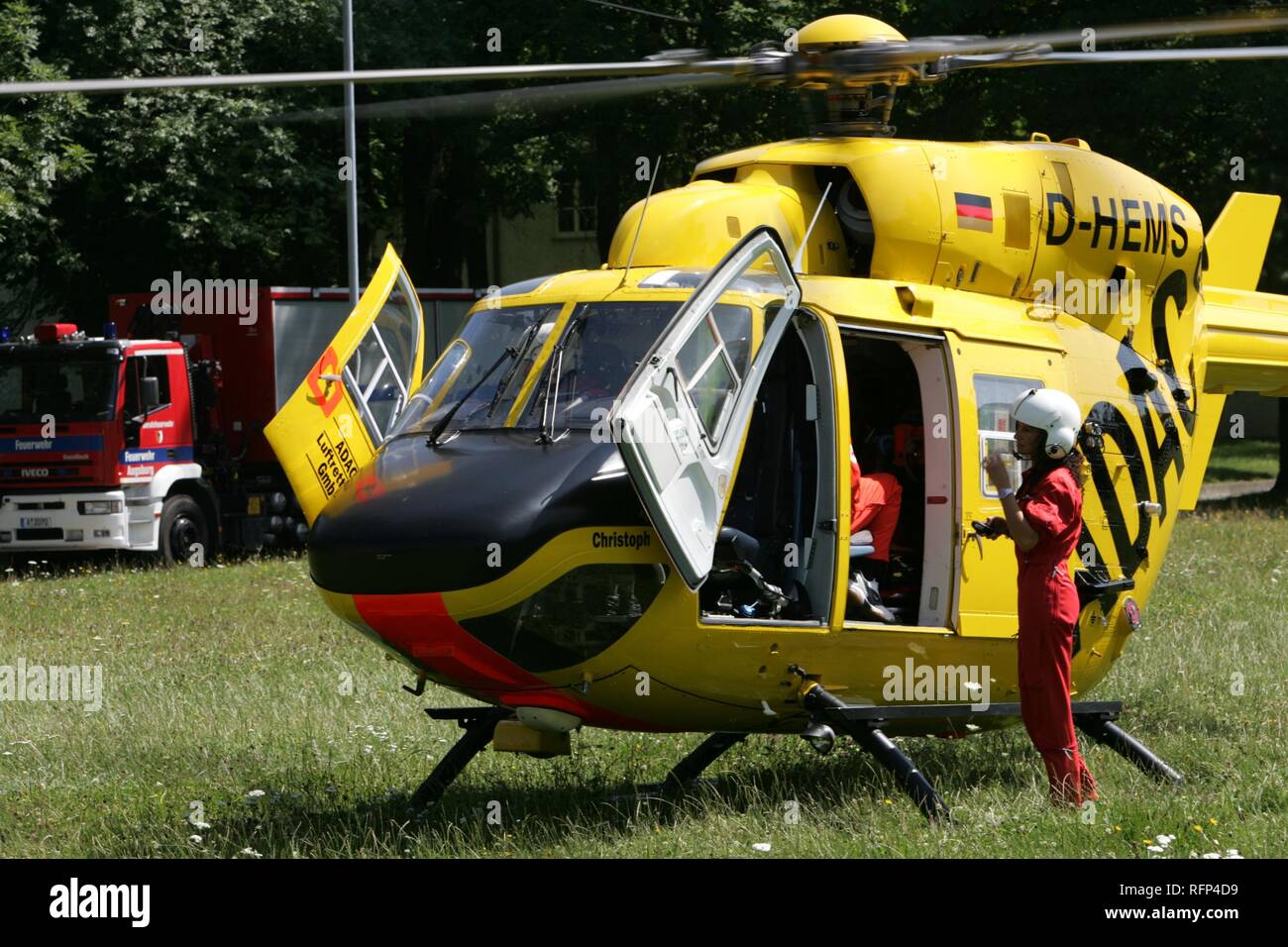 Aria Salvataggio in elicottero atterraggio, Ausgburg, Baviera, Germania Foto Stock