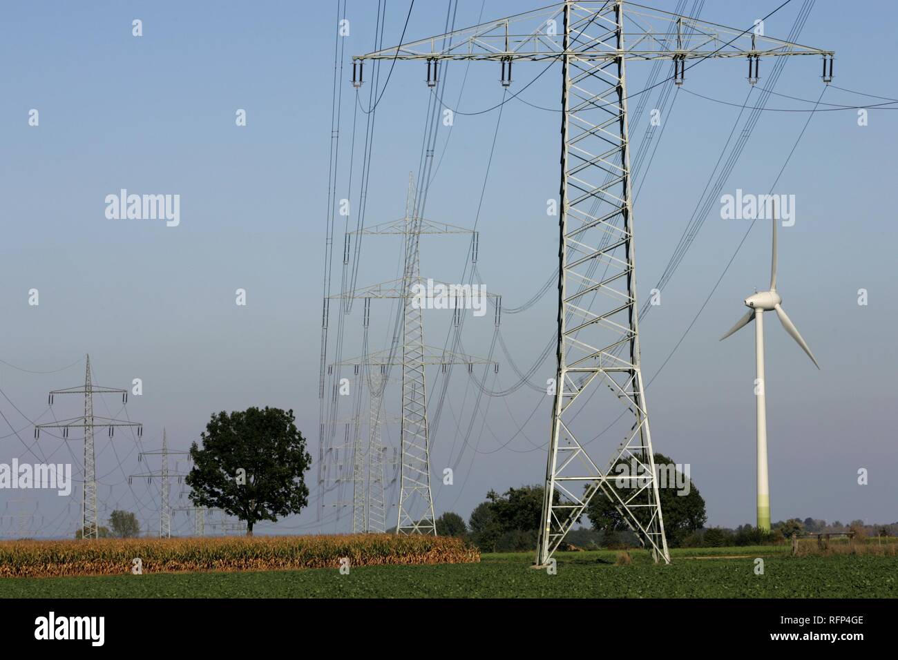 Le turbine eoliche, centrali eoliche vicino a Soest, Nord Reno-Westfalia, Germania Foto Stock