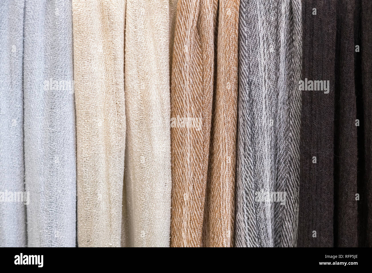 Abbigliamento diverse texture di panno fine presso un negozio di sartoria. Tessuto colorato. Progettazione di abbigliamento per uomini e donne. Tela di canapa, cotone, seta Foto Stock