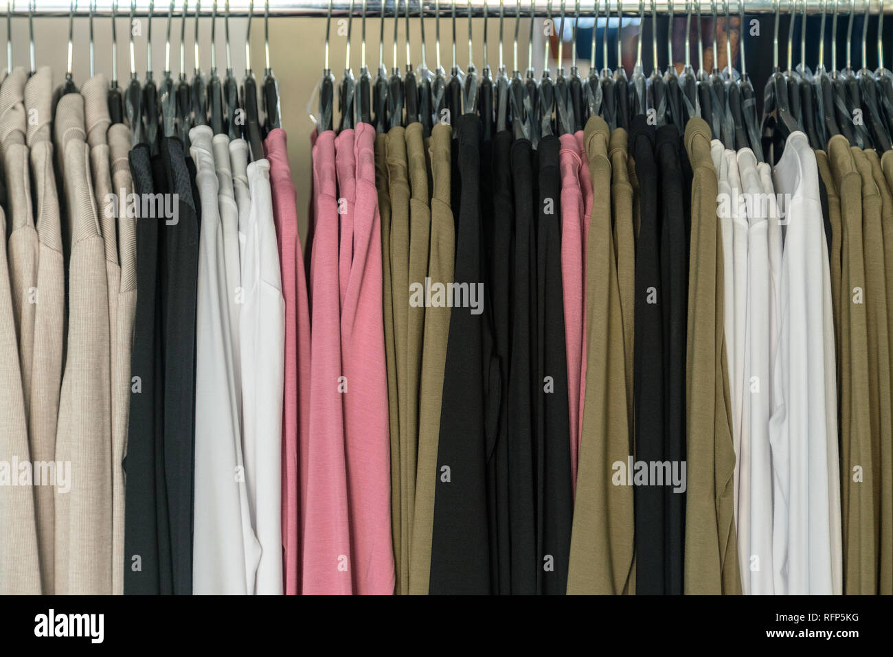 Abbigliamento diverse texture di panno fine presso un negozio di sartoria. Tessuto colorato. Progettazione di abbigliamento per uomini e donne. Tela di canapa, cotone, seta Foto Stock