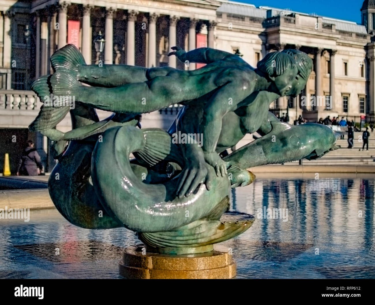 Famiglia di sirene e la fontana dei Delfini a Trafalgar Square a Londra Foto Stock