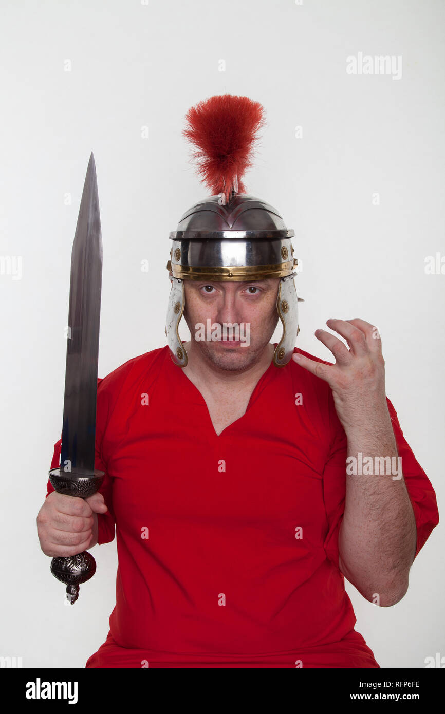 Un soldato romano con una spada su sfondo bianco. Foto Stock