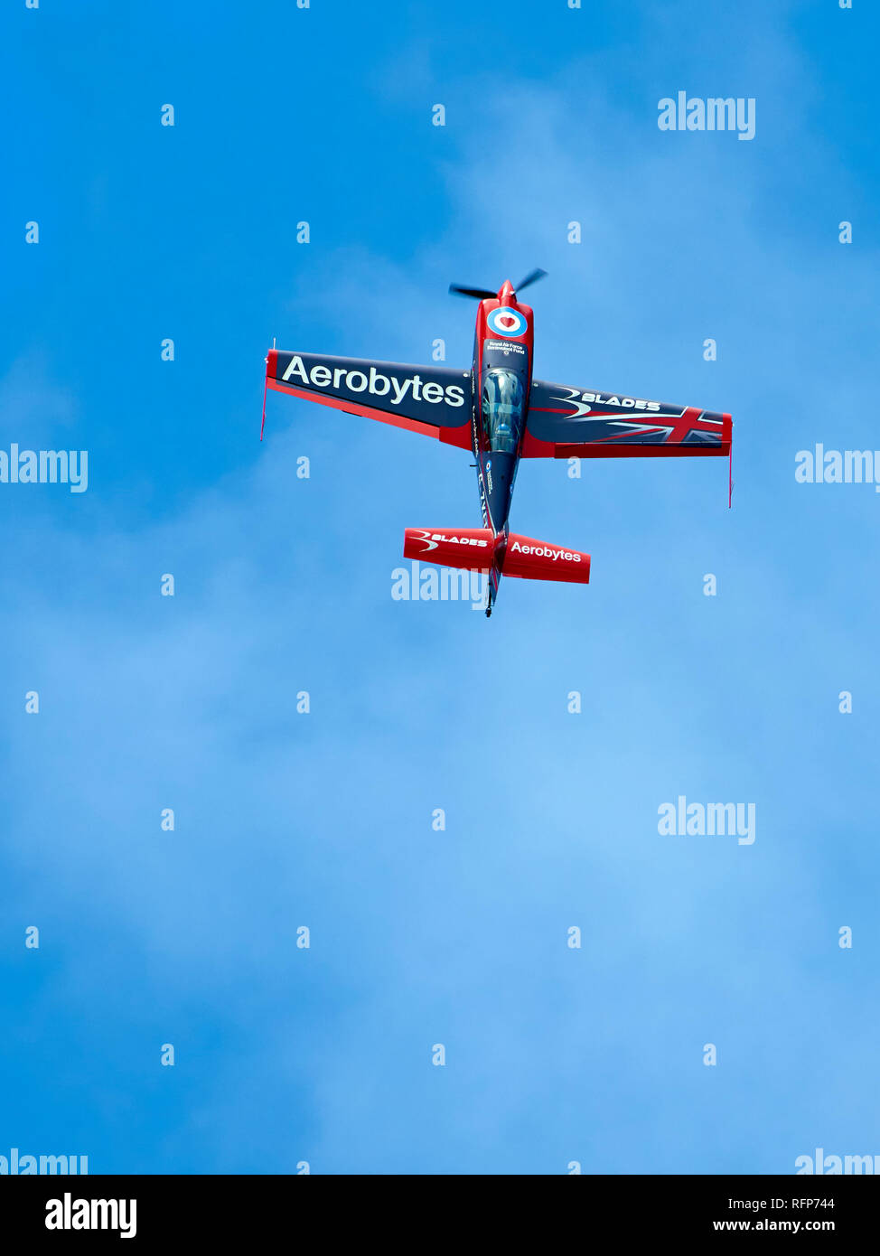 Una delle lame il display del Team Extra 300LS si arrampica verticalmente in un cielo blu. Foto Stock