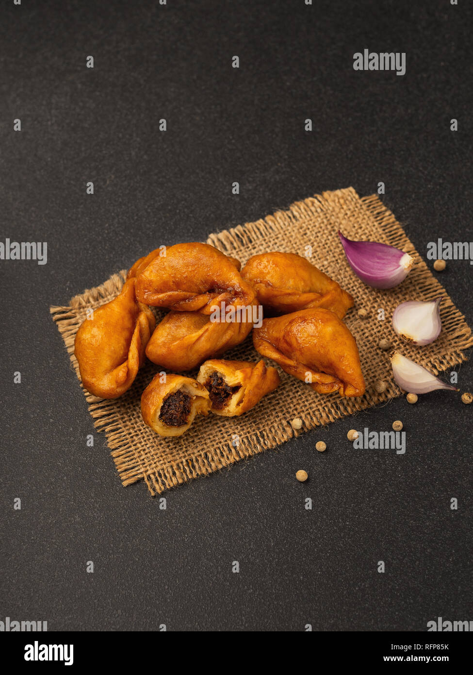 Packshot vista ravvicinata di "Pan Klib' mini tradizionale Thai dessert puff materiale ripiene di pesce al curry, scalogno, pepe zucchero aromatizzato e sale su Foto Stock