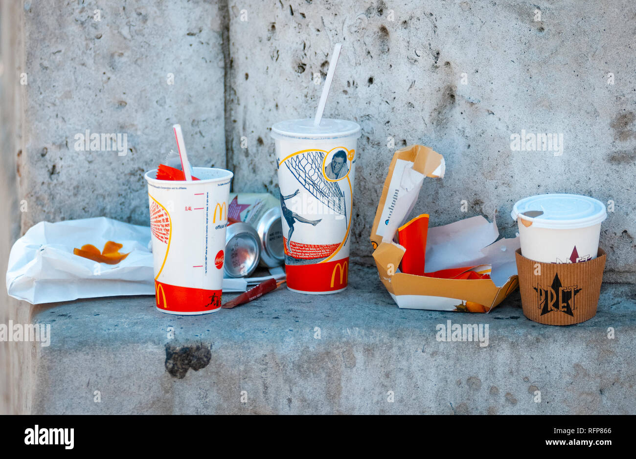 McDonald's take away di involucri a sinistra su una parete in strada, Mcdonald è i mondi più grandi catene di fast food e ristoranti Foto Stock