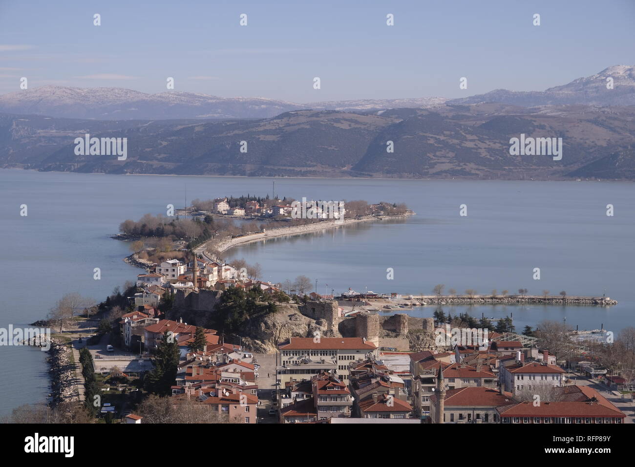 Isparta è situato nella città di Lago Eğirdir penisola offre una bella vista dalla collina. Foto Stock