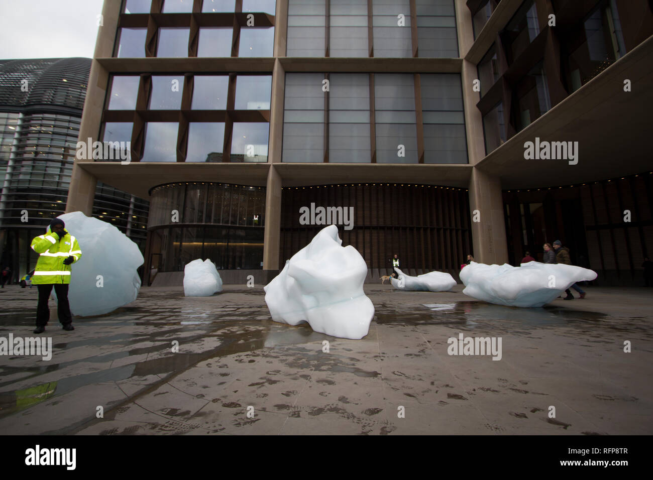 Iceberg di fusione al di fuori del palazzo di Bloomberg Londra centrale, artista Olafur Eliasson Foto Stock