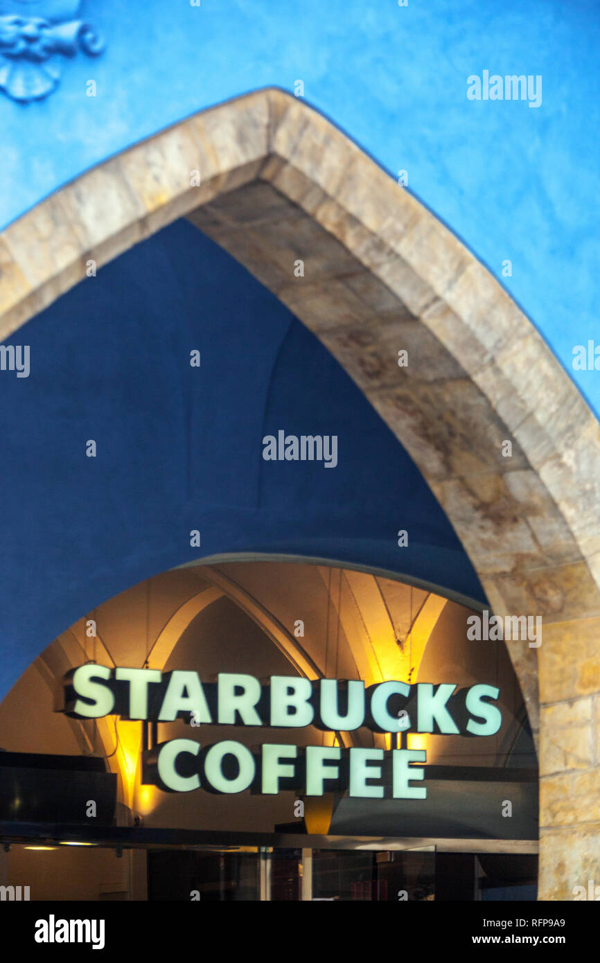 Starbucks Coffee sotto l'Arco Gotico in Piazza della città Vecchia, Praga Repubblica Ceca Logo Starbucks Foto Stock