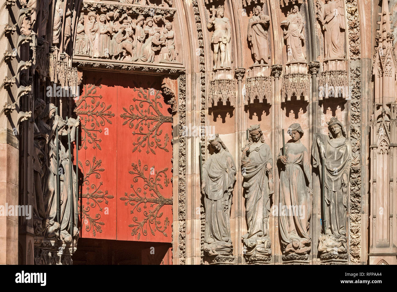 La parabola delle vergini stolte e delle vergini sagge sulla cattedrale di Strasburgo, Francia Foto Stock