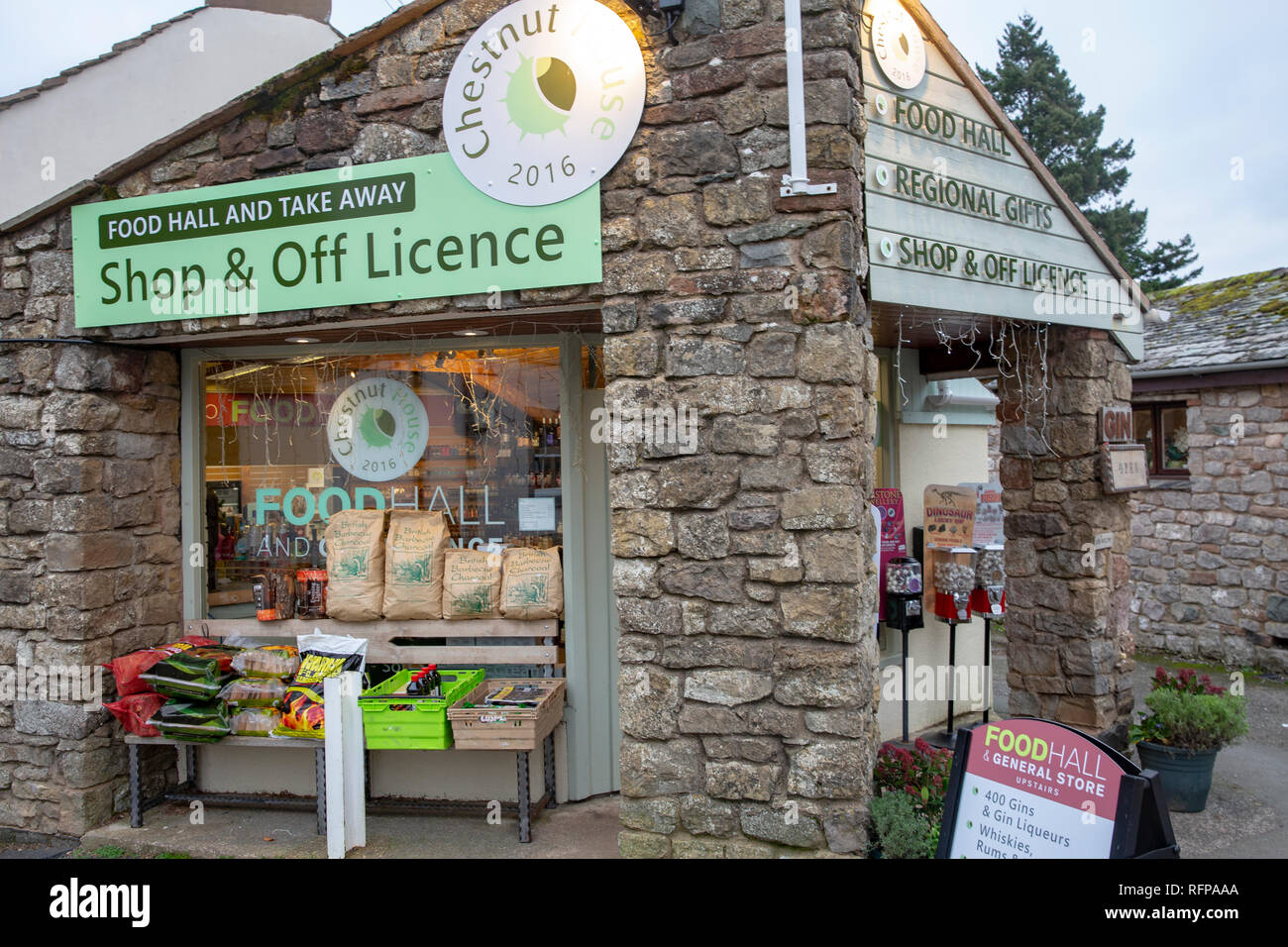 Negozio locale e licenza off nel villaggio di Ponte Pooley,Ullswater,Lake District,Cumbria,Inghilterra Foto Stock