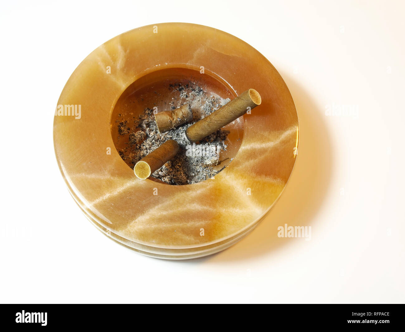 Sigaretto stub in un posacenere di alabastro. Foto Stock