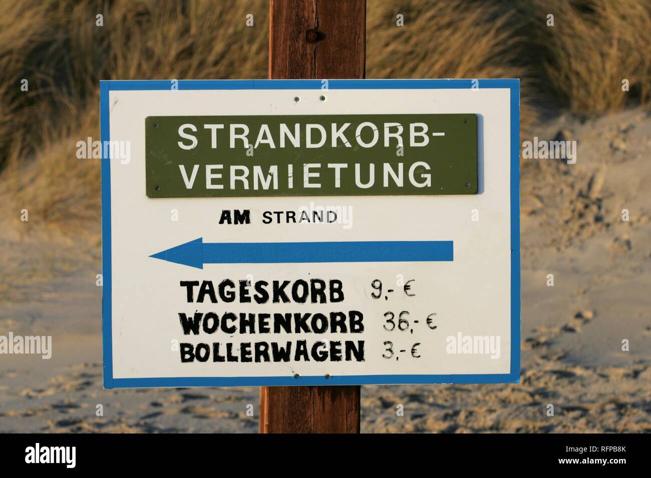 DEU, Germania, Amrum : Northsea isola Amrum. Segno per un negozio di noleggio per il baldacchino sedie da spiaggia. Foto Stock