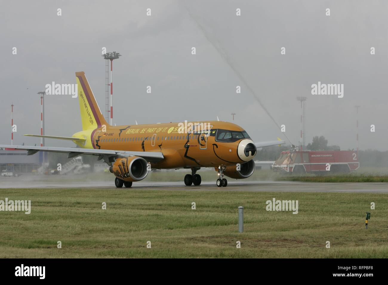 DEU, Germania Berlino : Aeroporto Berlino-schoenefeld. Airbus A319 in un orso design, tedesco aerei economici Germanwings Foto Stock