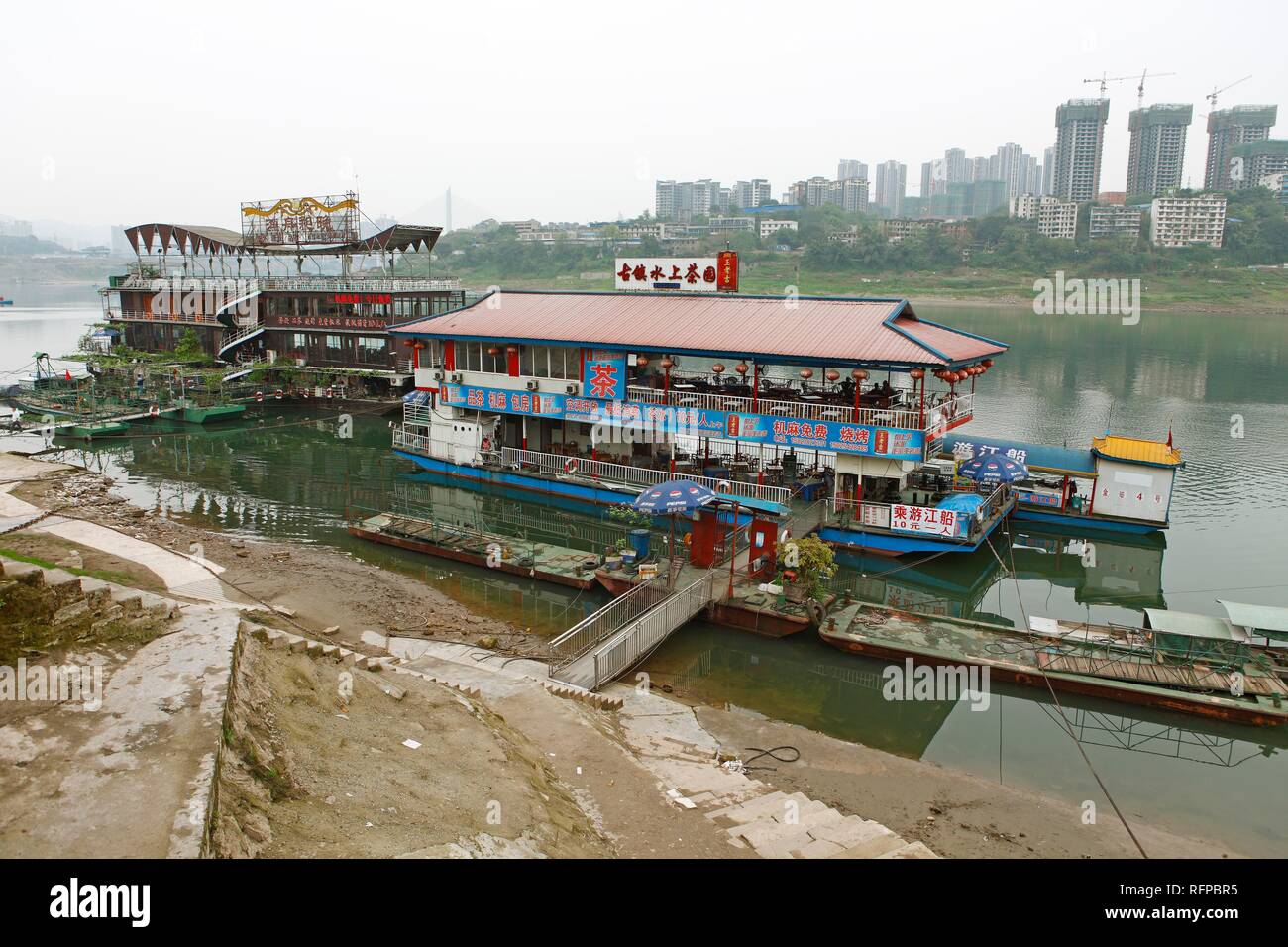 Imbarcazioni per escursioni sul Yangtze, dietro i grattacieli, Chongqing, Provincia di Chongqing Cina Foto Stock