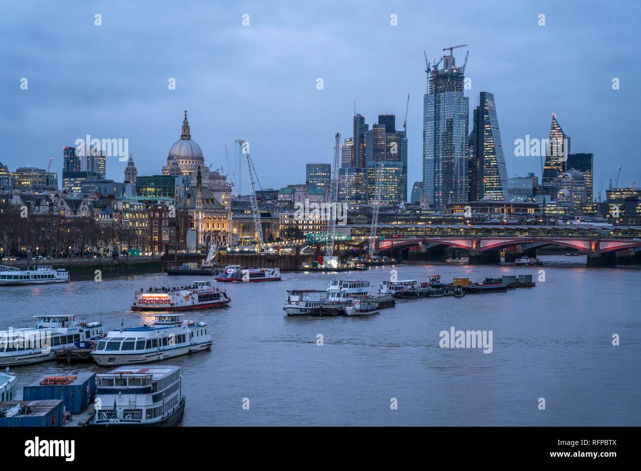 Skyline con il Tamigi all'imbrunire, Londra, Gran Bretagna Foto Stock