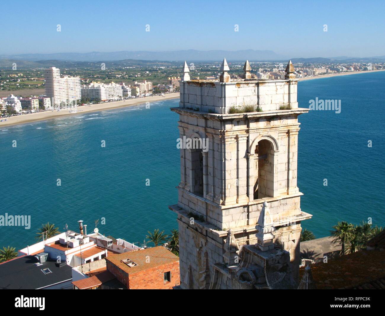 Cittadella e il campanile di una chiesa, Peniscola, Costa Dorada, SPAGNA Foto Stock