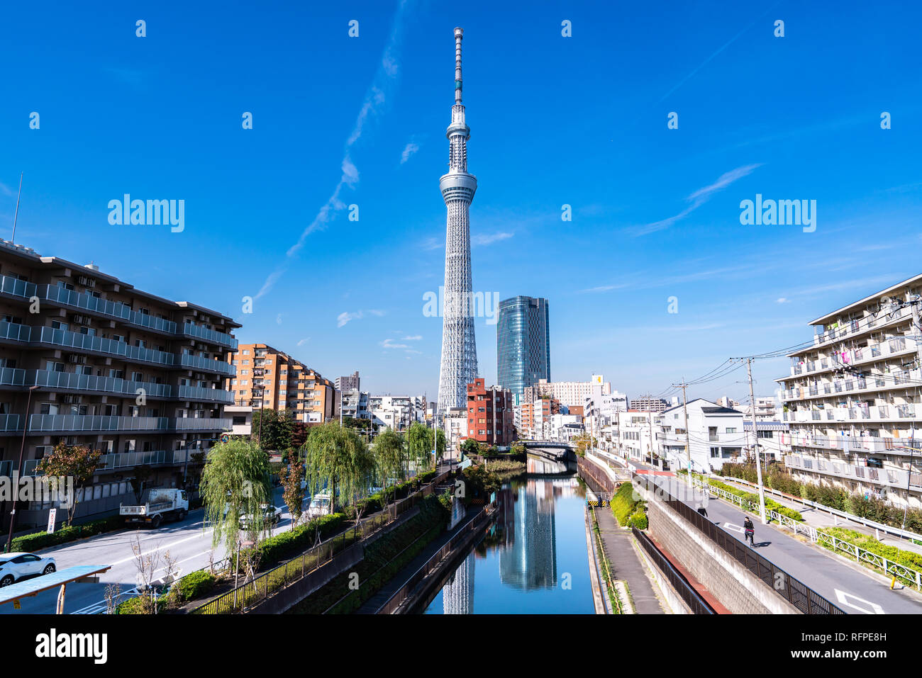 TOKYO, Giappone - 21 Novembre 2018: una parte del Giappone Tokyo skytree edificio a torre a cielo blu Foto Stock