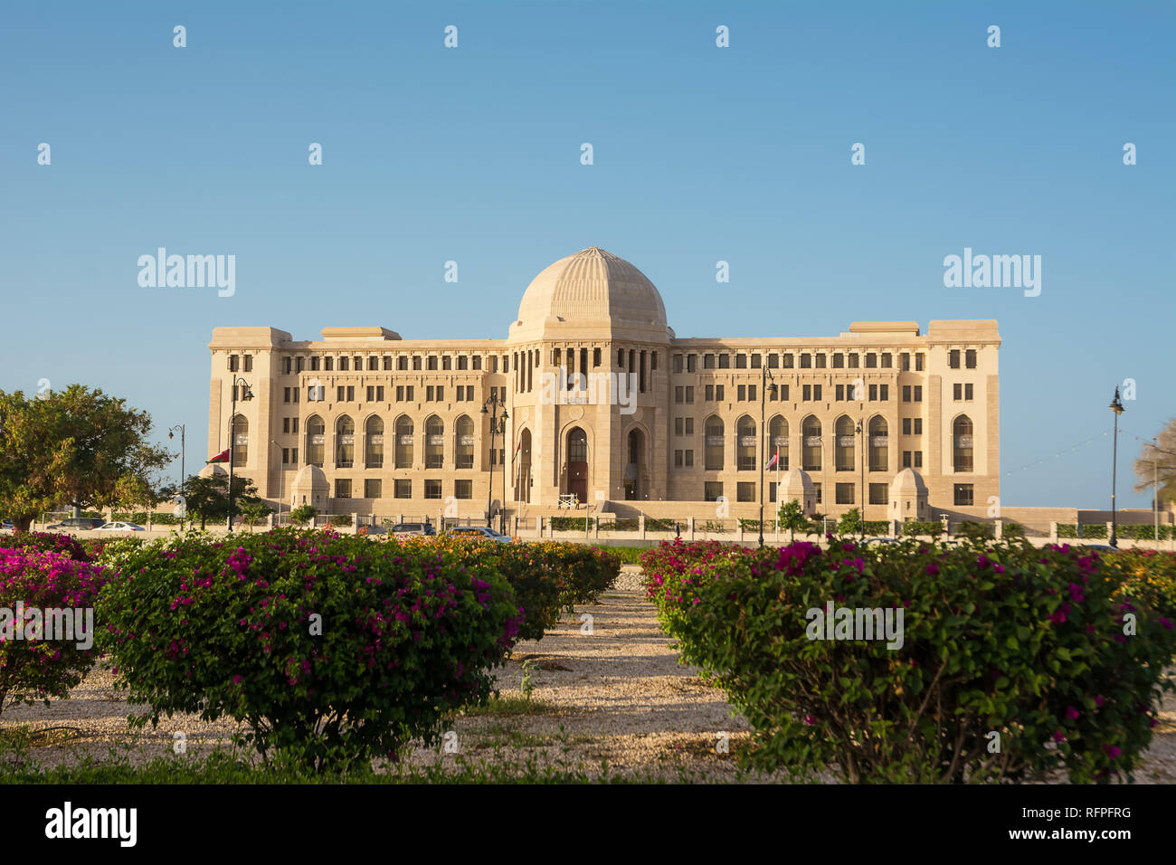 La facciata della Omani Corte Suprema di Muscat Foto Stock