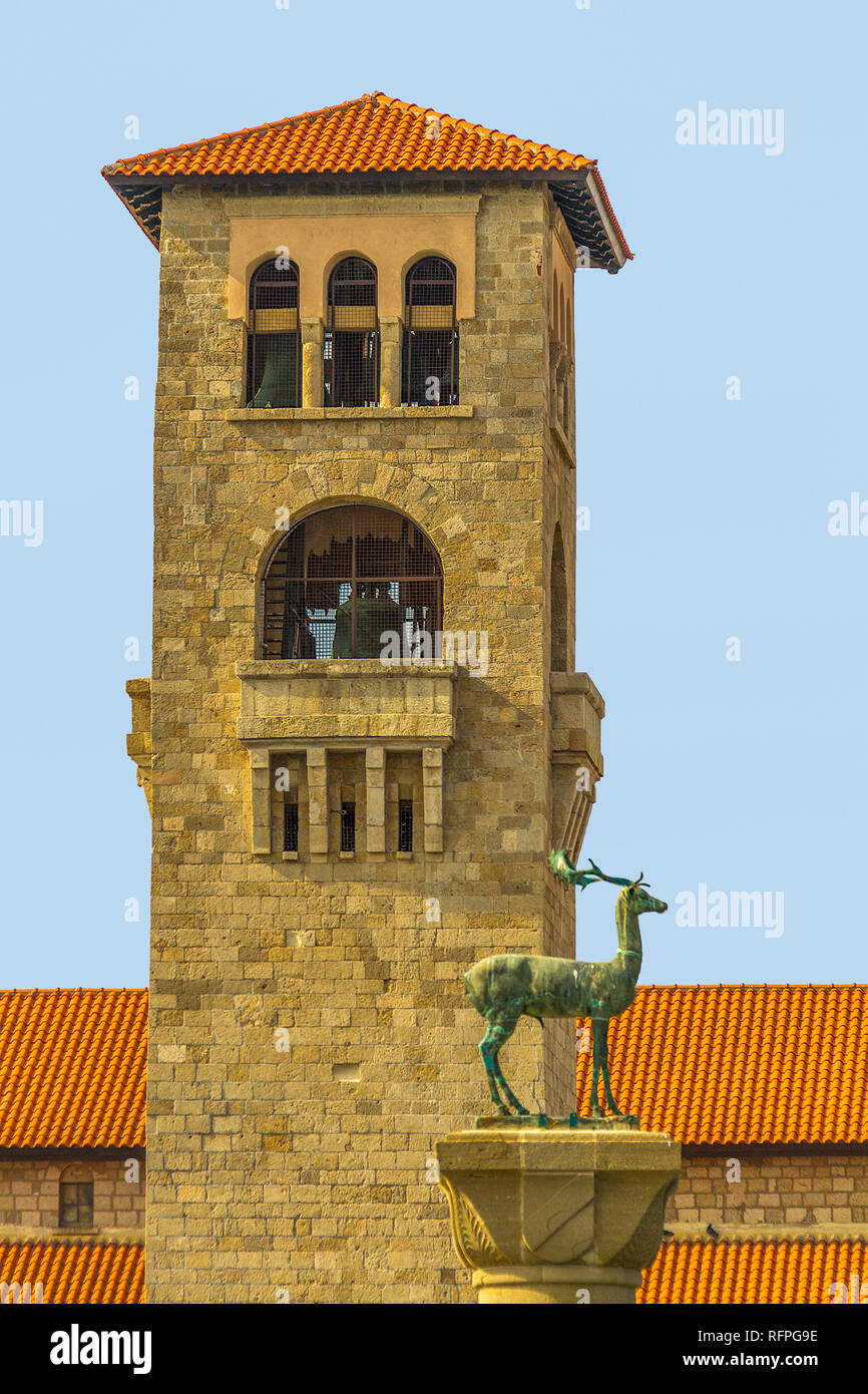 Statue di cervo e il campanile di una chiesa, Rodi, Grecia Foto Stock