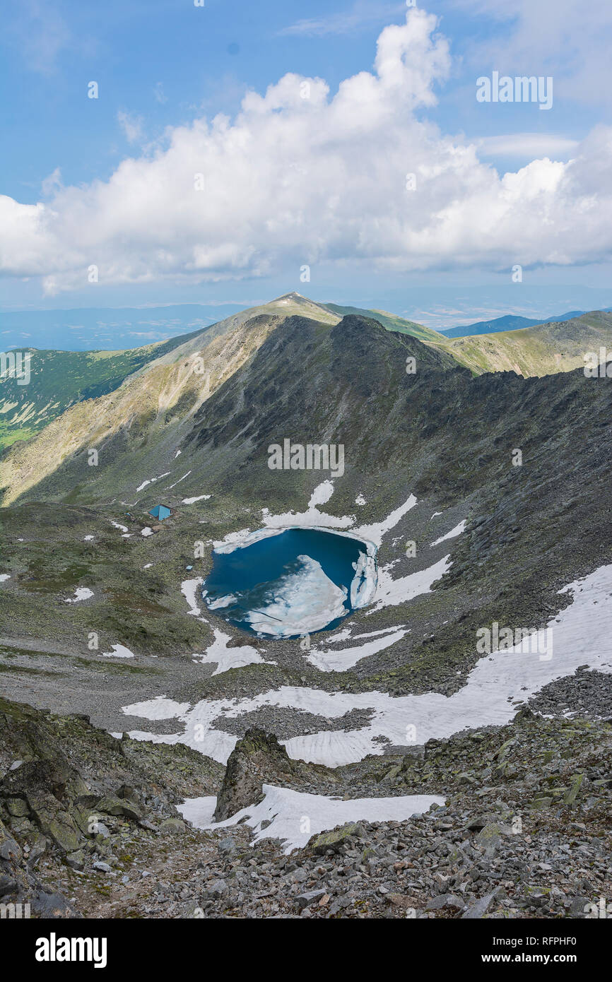 Vista dalla vetta più alta in Bulgaria e nei Balcani, montagna Rila, Musala. Lago ghiacciato Foto Stock