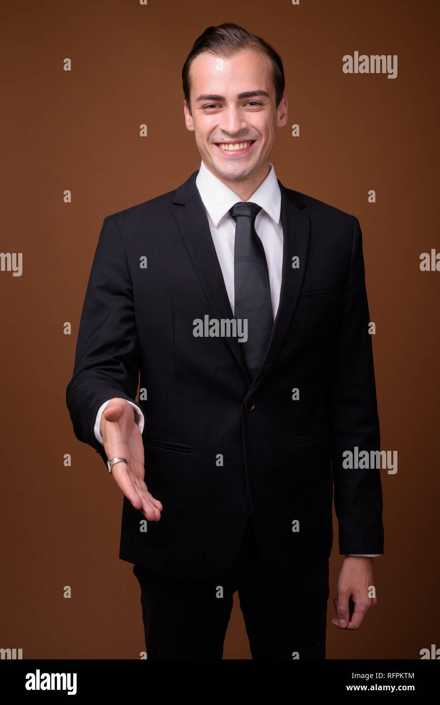 Happy businessman caucasica sorridente e dando handshake Foto Stock