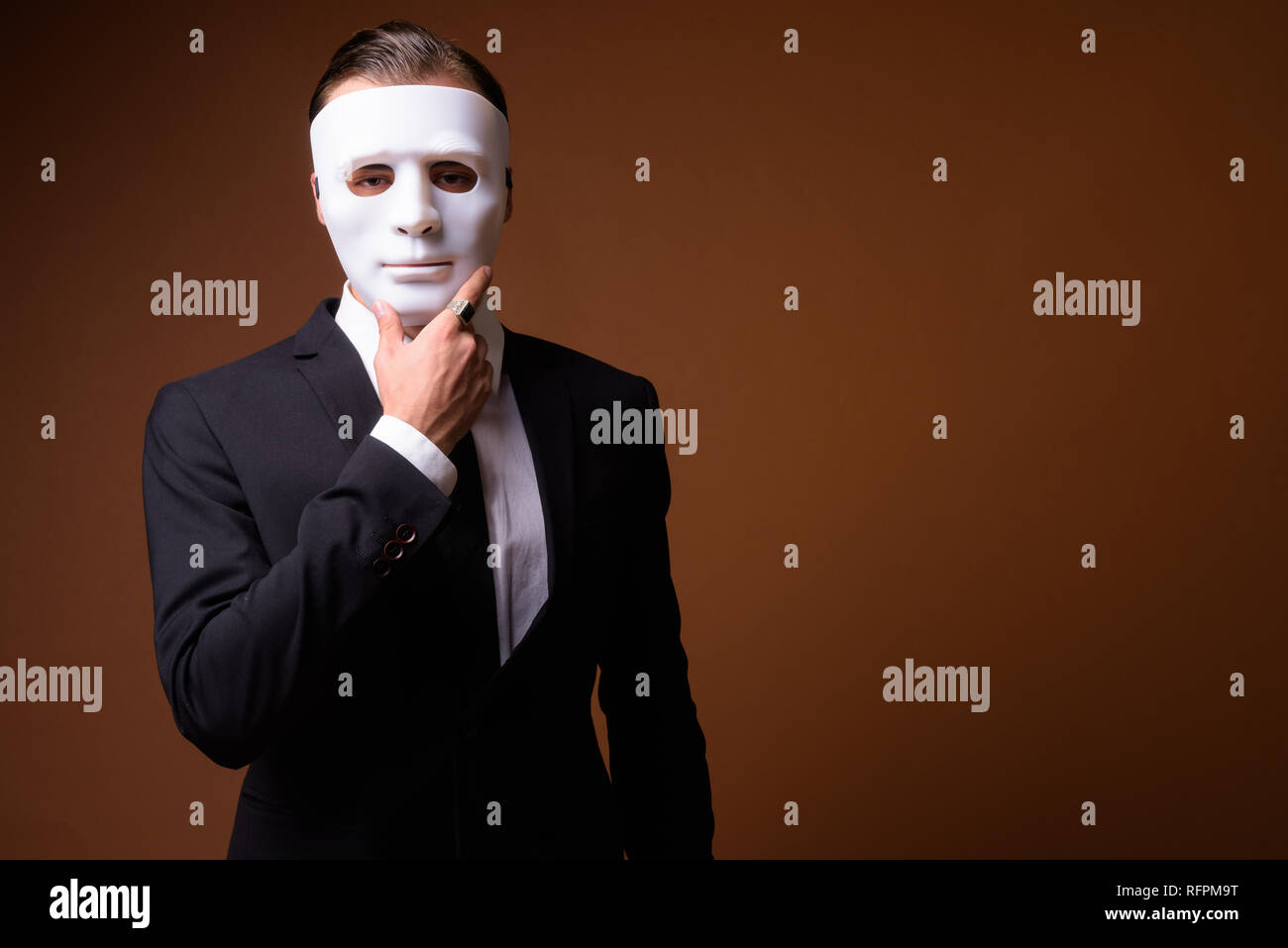 Ritratto di giovane imprenditore caucasico indossando maschera bianca Foto Stock