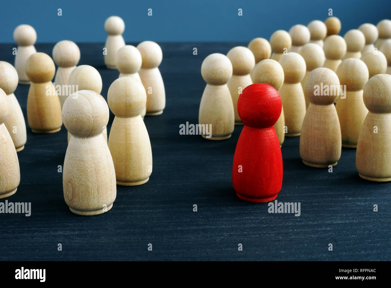 Una gestione efficace. La folla con il leader in anticipo. Foto Stock