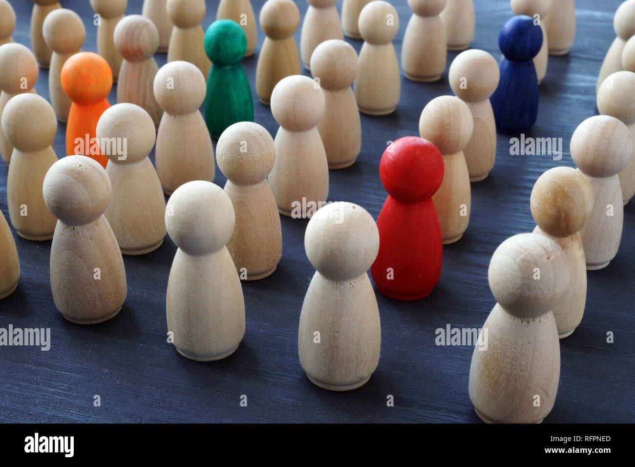 La Folla di figure colorate. Il reclutamento e la ricerca di talenti. Unicità e individualità. Foto Stock