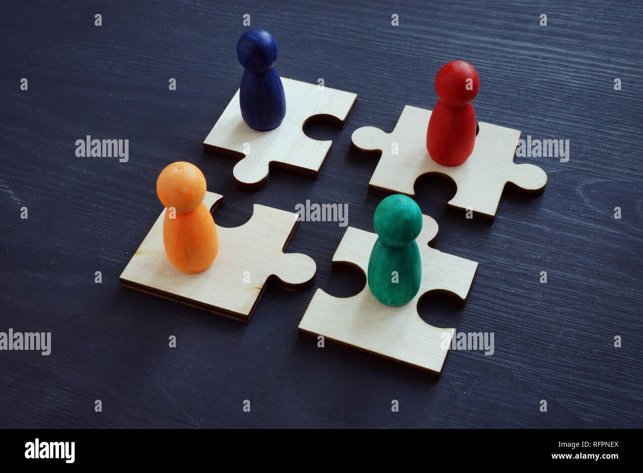 Relazioni con i dipendenti e il concetto di lavoro di squadra. Pezzi di puzzle. Foto Stock
