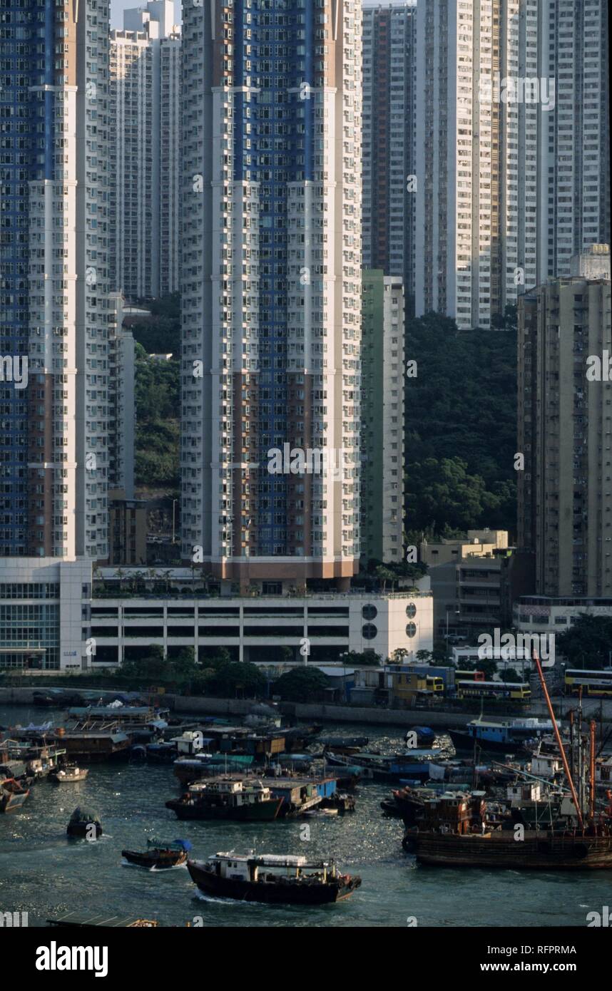 Porto con il sampans e gli edifici residenziali, Aberdeen, Hongkong, Isola di Hong Kong, Cina Foto Stock