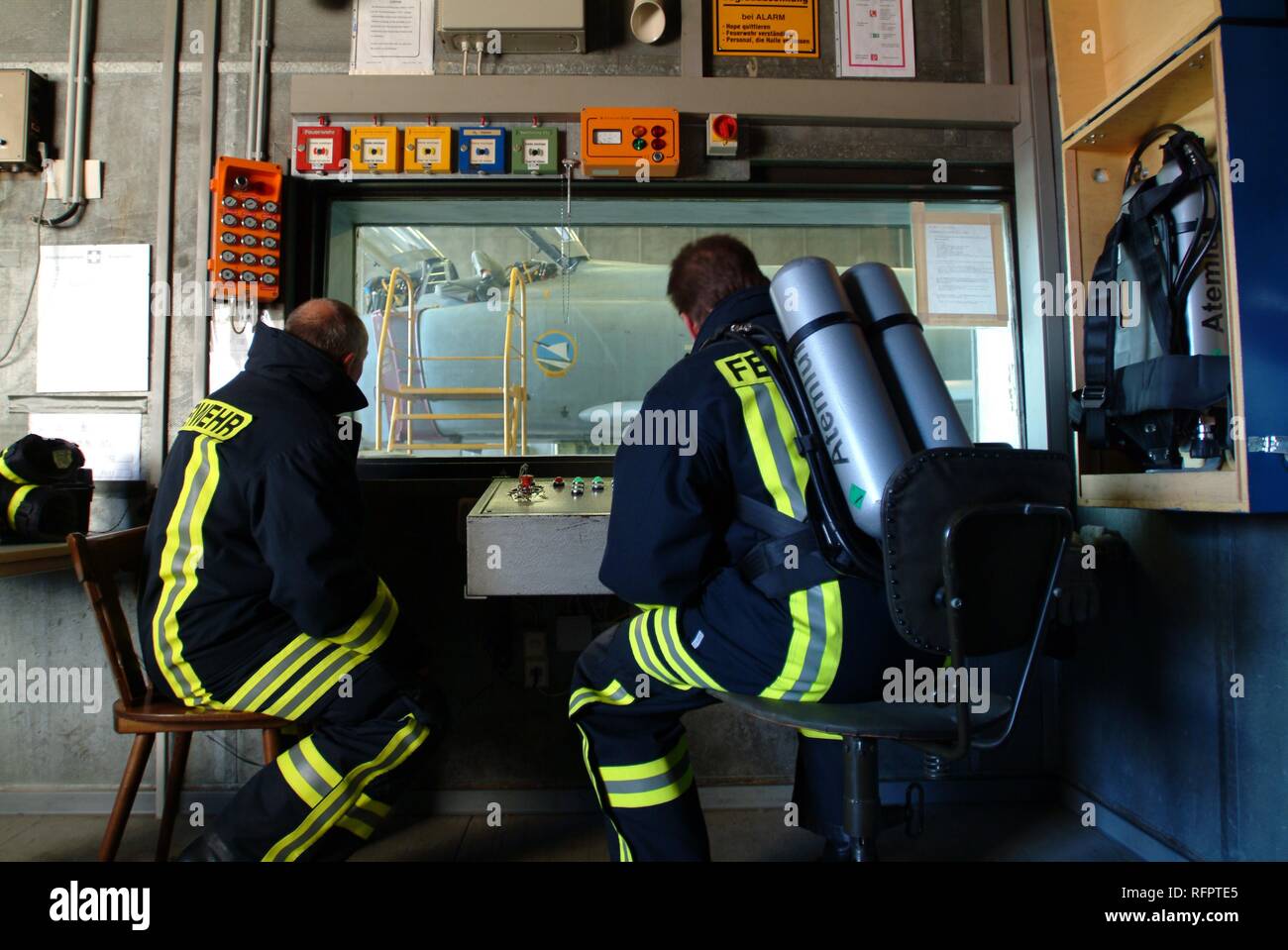 DEU, Repubblica federale di Germania : esercitazione di soccorso dell'aeroporto servizio antincendio di un tedesco di Air Force Base. Un esplosione ha preso Foto Stock