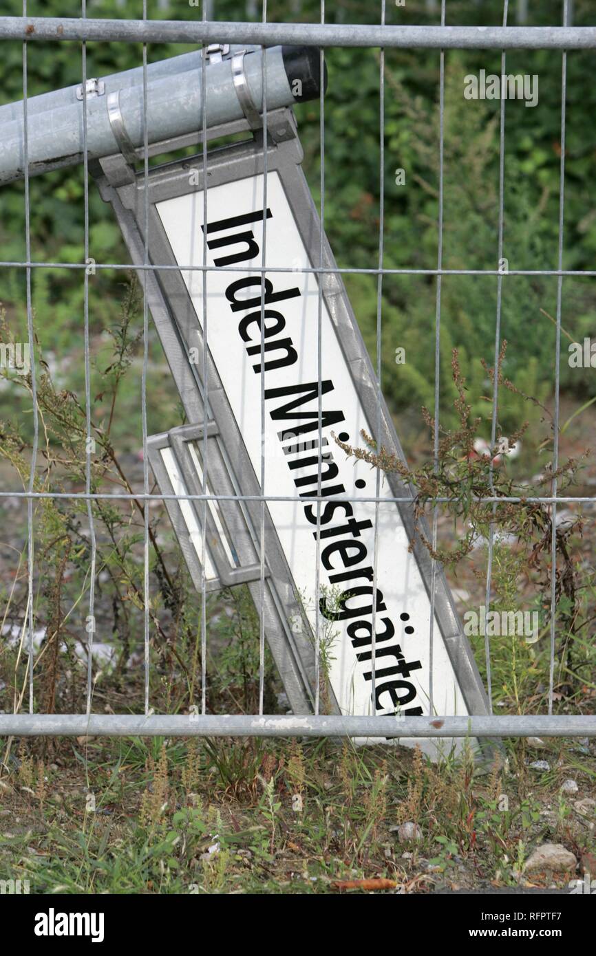 DEU, Germania Berlino: rotto un cartello stradale. Foto Stock